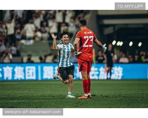 球迷试图冲场被五名保安按住,他大喊“我只是想还球”